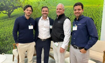 Jader Armanhi, cofundador e COO da Symbiomics (esq.), Gabriel Bottos, presidente do conselho da Symbiomics, Tom Greene, diretor sênior da Corteva, e Rafael de Souza, cofundador e CEO da Symbiomics Divulgação