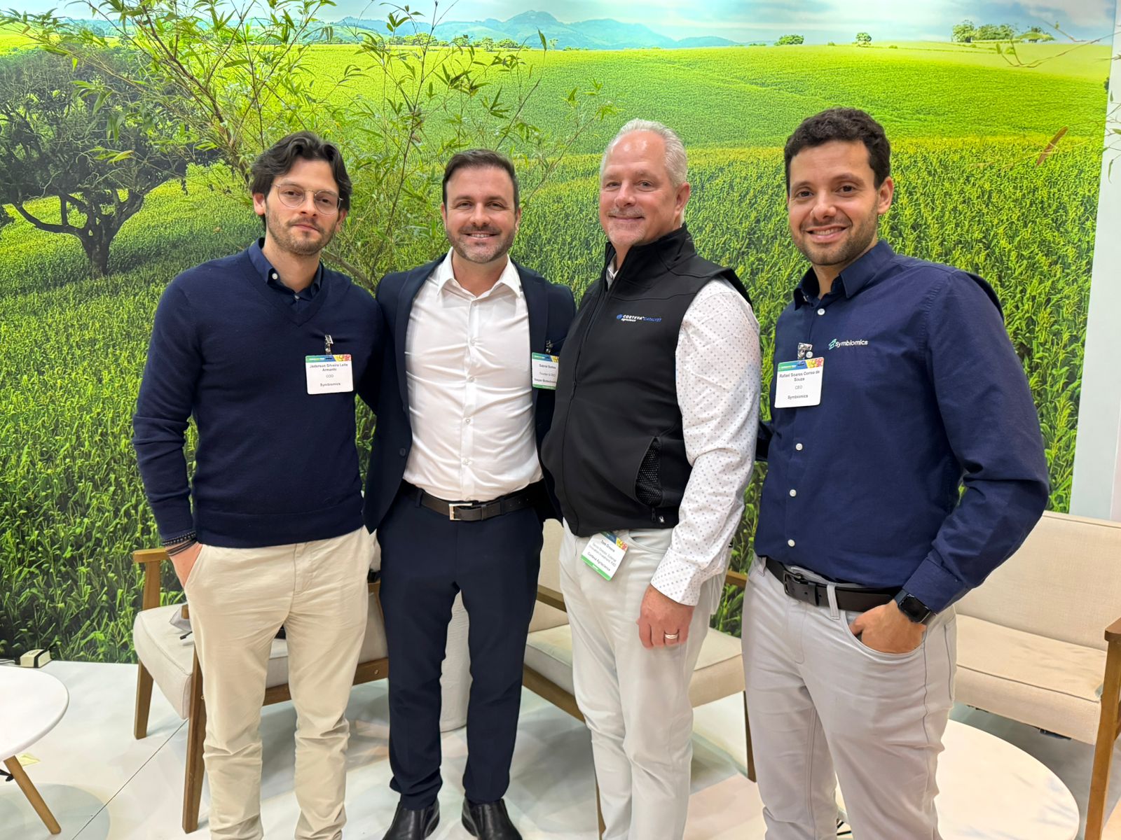 Jader Armanhi, cofundador e COO da Symbiomics (esq.), Gabriel Bottos, presidente do conselho da Symbiomics, Tom Greene, diretor sênior da Corteva, e Rafael de Souza, cofundador e CEO da Symbiomics Divulgação