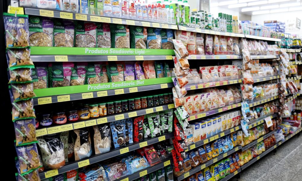 Rede de supermercados paranaense investe na experiência do consumidor com hidroponia dentro da loja