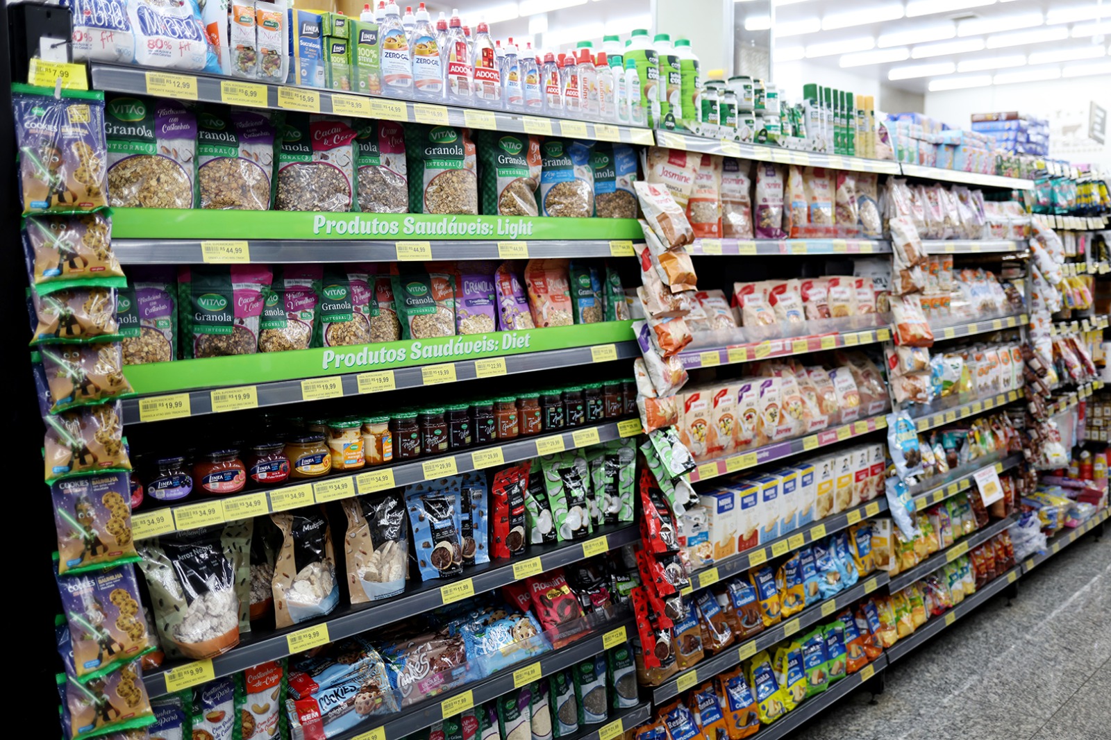 Rede de supermercados paranaense investe na experiência do consumidor com hidroponia dentro da loja