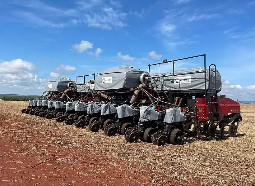 Empresa inova e lança lonas de proteção para operações agrícolas, ideais para proteger máquinas e grãos