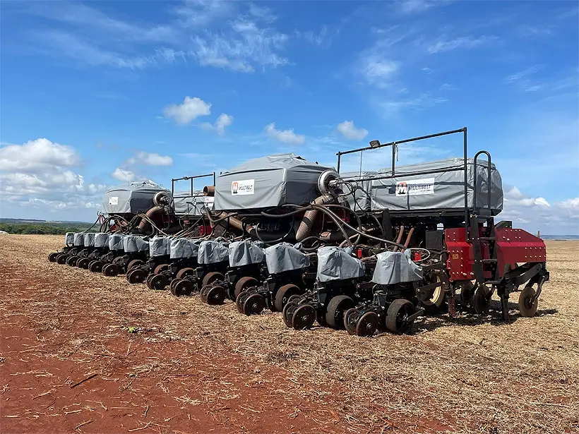 Empresa inova e lança lonas de proteção para operações agrícolas, ideais para proteger máquinas e grãos