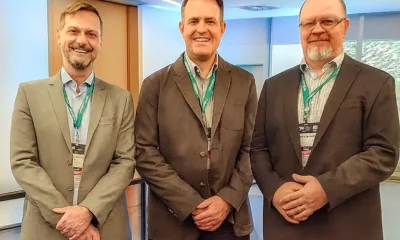 Coloque o homem da esquerda mais para a direita, enquadrando-o na imagem