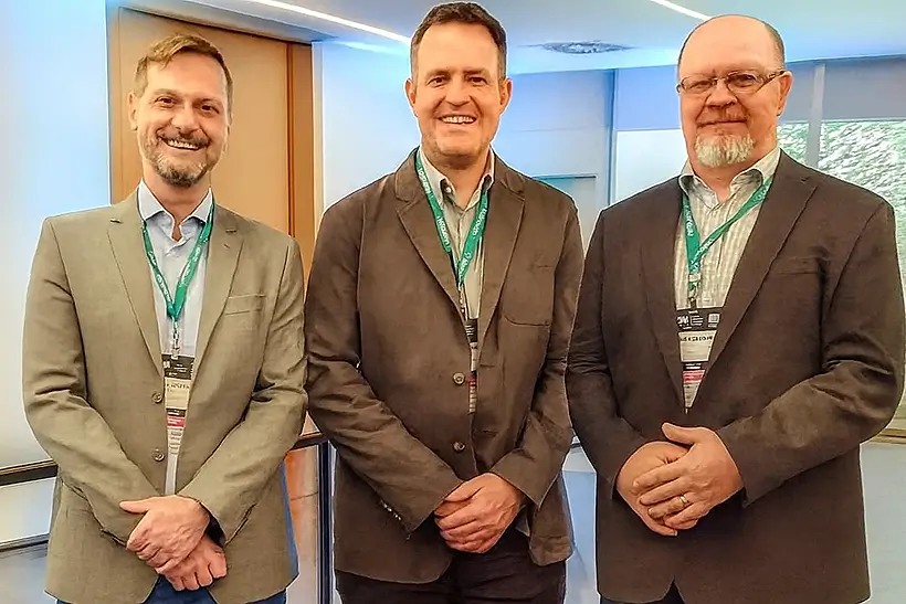 Coloque o homem da esquerda mais para a direita, enquadrando-o na imagem