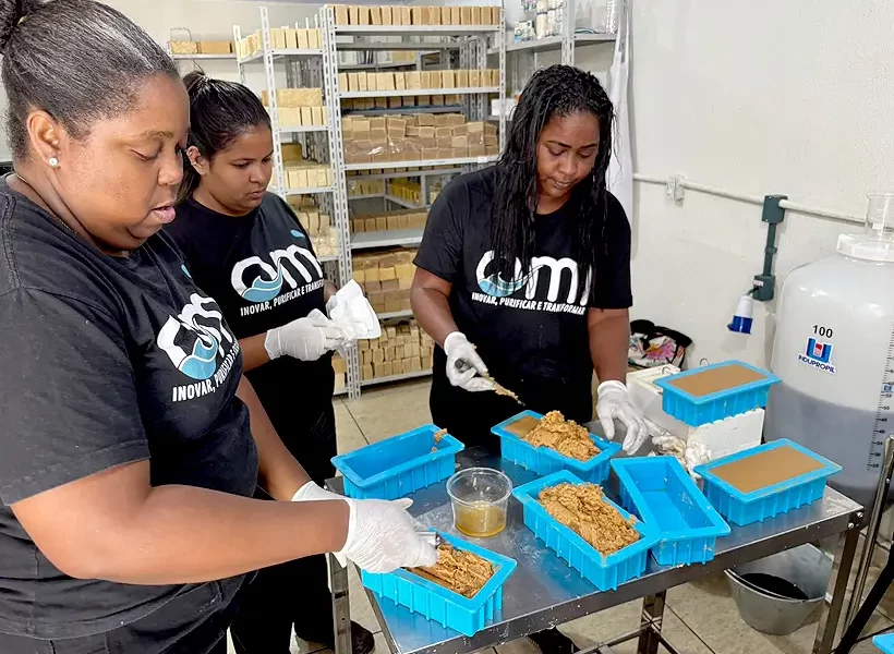 Ecofábrica da Mangueira evita poluição de 69 milhões de litros de água e distribui produtos ecológicos gratuitos à comunidade