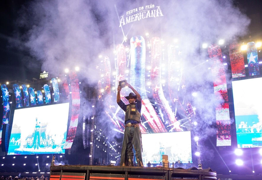 Alisson de Souza, campeão da etapa de Americana (SP), a bordo do touro Relíquia da Patroa, na final  Crédito: Alberto Gonzaga
