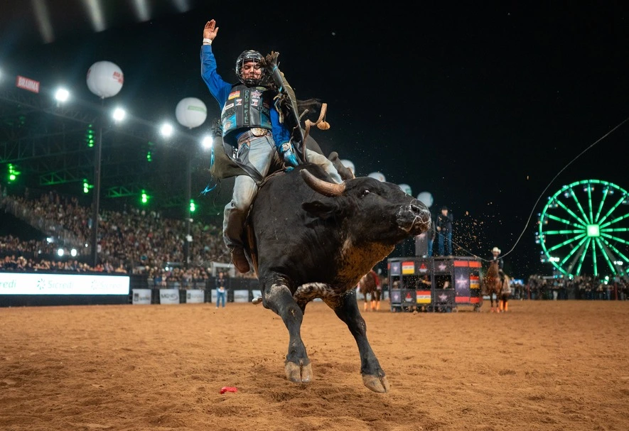 João Paulo Velasco, líder da PBR Brazil, a bordo do touro Promissor, em Divinópolis/MG